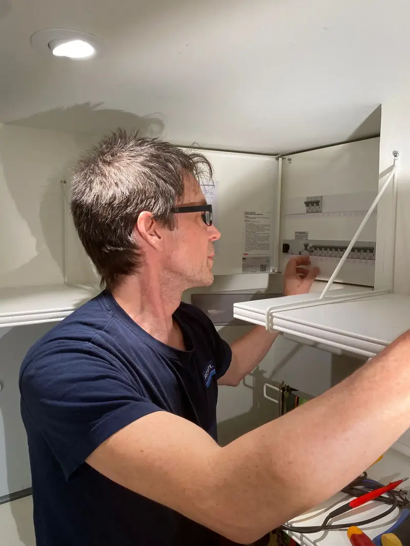 Elektriker kontrollerar elcentralens kapacitet inför installation av laddbox